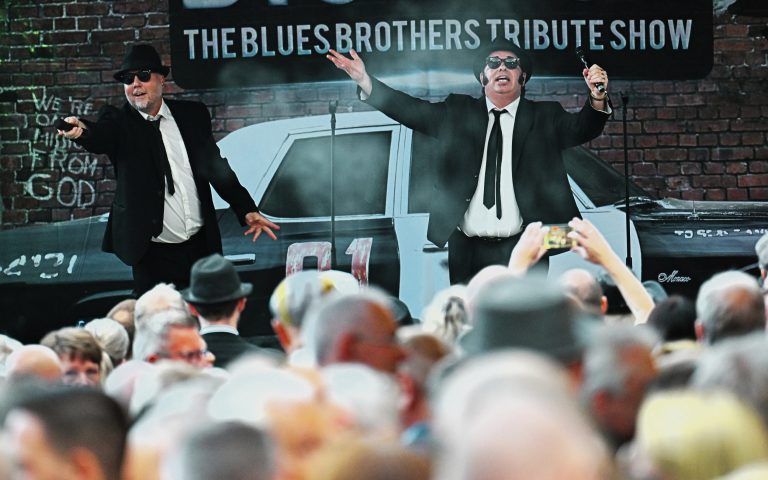 Big Blue – die Blues Brothers™ Tribute Show live auf der Bühne vor dicht gedrängtem Publikum bei einem Open-Air-Event